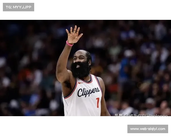 哈登带伤作战表情痛苦，更衣室冰敷膝盖