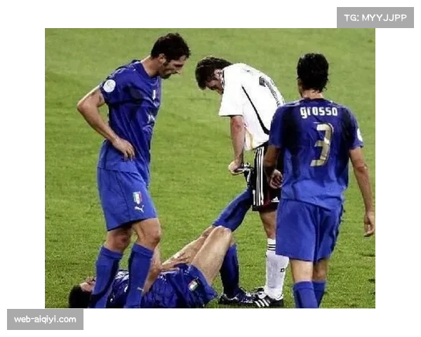 特写：国家德比中，看台上双方名宿劳尔与普约尔并肩观战